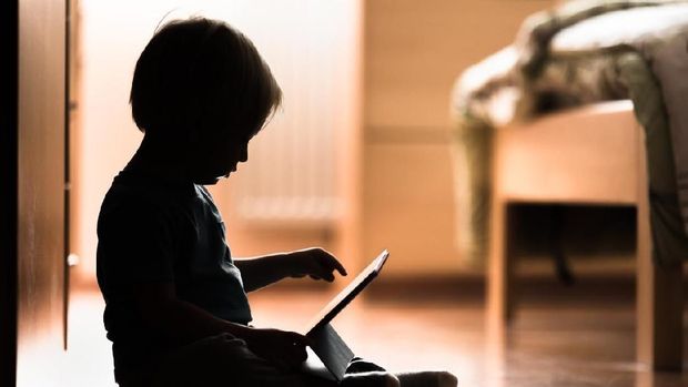 Ilustrasi anak main gadget