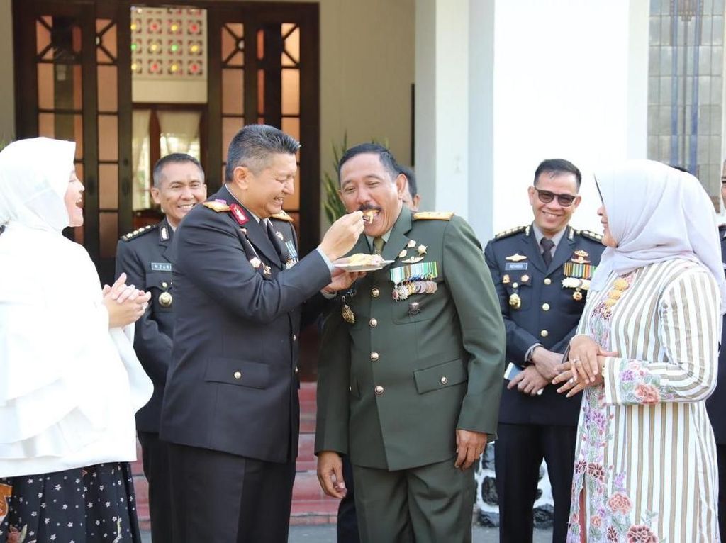 Beri Kejutan HUT TNI, Kapolda Jateng Suapi Pangdam IV Diponegoro Beri Kejutan HUT TNI, Kapolda Jateng Suapi Pangdam IV Diponegoro