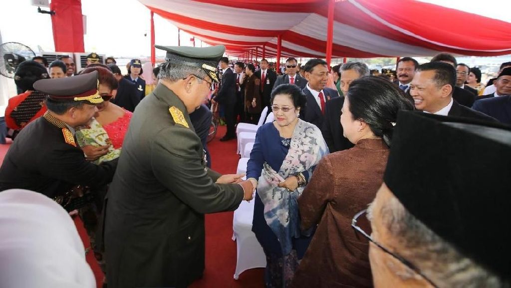 Potret SBY di HUT TNI: Salaman dengan Megawati hingga Jokowi