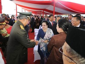 Potret SBY di HUT TNI: Salaman dengan Megawati hingga Jokowi