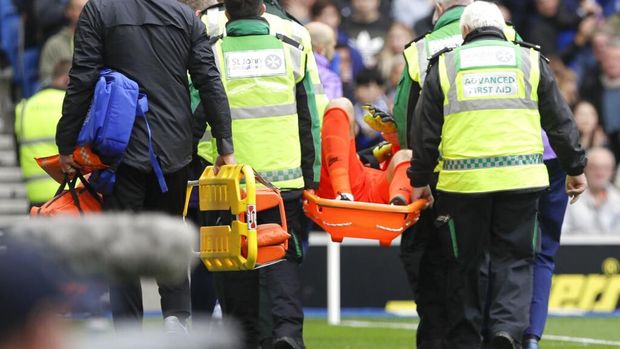 Lloris ditandu keluar lapangan