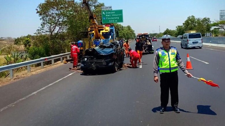 Kecelakaan Tunggal di Tol Cikampek, 3 WNA Tewas di Tempat Kecelakaan Tunggal di Tol Cikampek, 3 WNA Tewas di Tempat