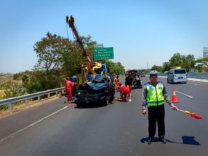 3 Korban Tewas di Kecelakaan Tol Cikampek WN Korea dan India