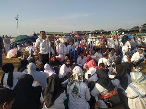 HUT Ke-74 TNI, Warga Antusias Saksikan Parade Alutsista TNI HUT Ke-74 TNI, Warga Antusias Saksikan Parade Alutsista TNI