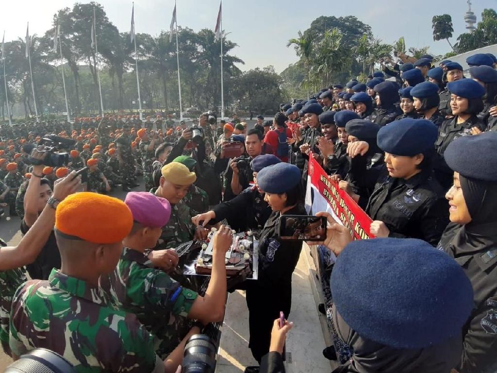 Saat Brimob Beri Kejutan Kue Ultah ke Prajurit TNI di DPR Saat Brimob Beri Kejutan Kue Ultah ke Prajurit TNI di DPR