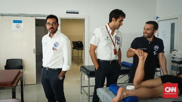 Michele Zasa (kiri) menjadi salah satu dokter sipil yang membantu pasien corona di Italia.
