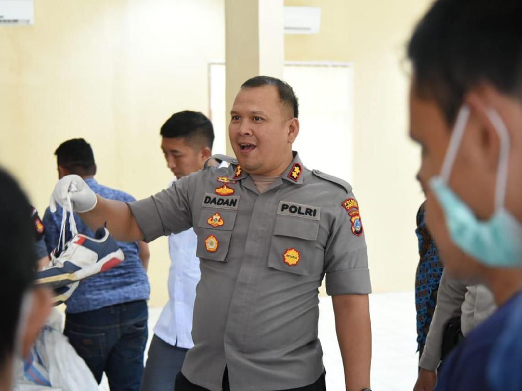 Selundupkan Pakaian Bekas Ilegal Rp 1,1 Miliar, 8 Pelaku Ditangkap Selundupkan Pakaian Bekas Ilegal Rp 1,1 Miliar, 8 Pelaku Ditangkap
