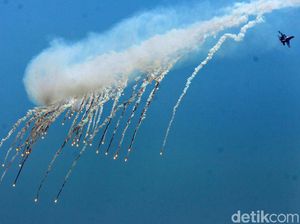 Aksi Pesawat Tempur TNI Bermanuver di Langit Jakarta Aksi Pesawat Tempur TNI Bermanuver di Langit Jakarta
