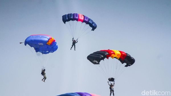 Aksi Terjun Payung Meriahkan Peringatan HUT TNI