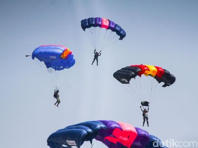 Aksi Terjun Payung Meriahkan Peringatan HUT TNI