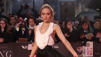 Foto: Malafungsi Busana, Payudara Lily-Rose Depp Nyaris Terekspos