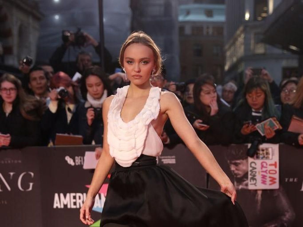 Foto: Malafungsi Busana, Payudara Lily-Rose Depp Nyaris Terekspos Foto: Malafungsi Busana, Payudara Lily-Rose Depp Nyaris Terekspos