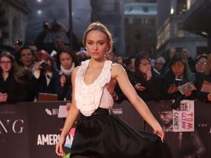 Foto: Malafungsi Busana, Payudara Lily-Rose Depp Nyaris Terekspos Foto: Malafungsi Busana, Payudara Lily-Rose Depp Nyaris Terekspos