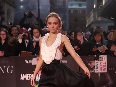 Foto: Malafungsi Busana, Payudara Lily-Rose Depp Nyaris Terekspos