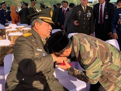 Momen SBY Berbaju Militer di HUT TNI, Yusuf Mansur Senang Bisa Cium Tangan