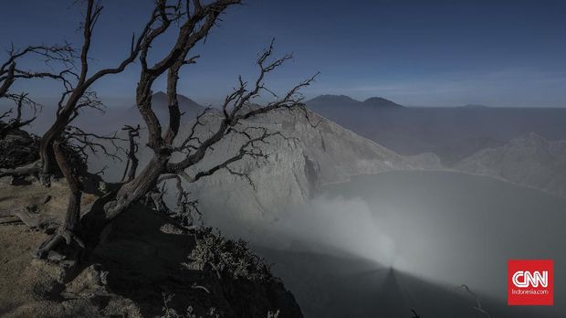 Pemandangan di Kawah Ijen Pemandangan di Kawah Ijen, Banyuwangi, Sabtu, 21 September 2019. Kawah Ijen adalah sebuah danau kawah yang berada di puncak Gunung Ijen dengan kedalaman danau 200 meter dan luas kawah mencapai 5.466 Hektar. Terdapat juga fenomena api biru yang hanya terdapat di Ijen dan Islandia. CNN Indonesia/Bisma Septalisma