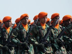 Momen Jokowi Salami Prajurit di Akhir Upacara HUT ke-74 TNI