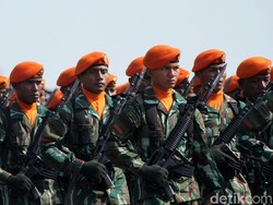 Momen Jokowi Salami Prajurit di Akhir Upacara HUT ke-74 TNI