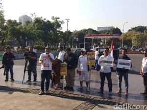 Puluhan Massa Demo di Depan Istana, Serukan Kawal NKRI