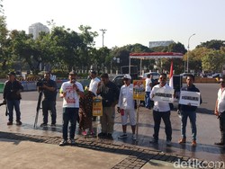 Puluhan Massa Demo di Depan Istana, Serukan Kawal NKRI