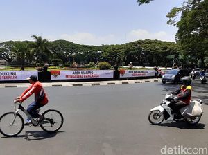 Beragam Petisi Arek-arek Malang Penuhi Bundaran Tugu Beragam Petisi Arek-arek Malang Penuhi Bundaran Tugu