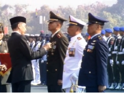 Momen Jokowi Sematkan Tanda Kehormatan ke Prajurit TNI