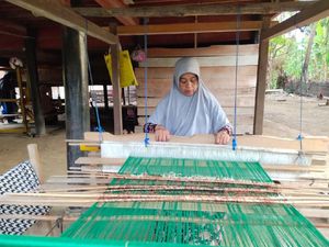 Melihat Kreasi Tenun dari Desa Siem Aceh Besar Melihat Kreasi Tenun dari Desa Siem Aceh Besar