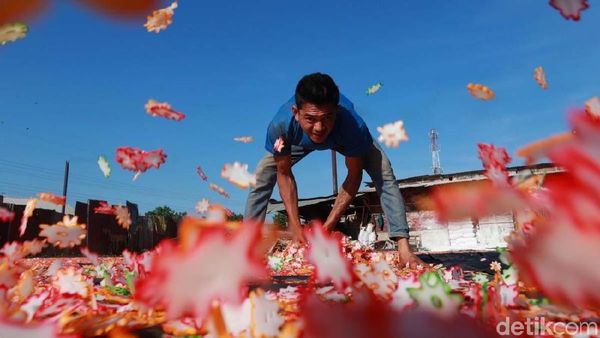 Melihat Produksi Kerupuk Bawang Putih di Rancasari