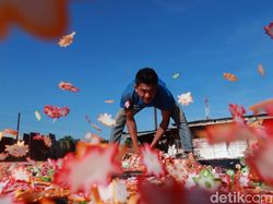 Melihat Produksi Kerupuk Bawang Putih di Rancasari