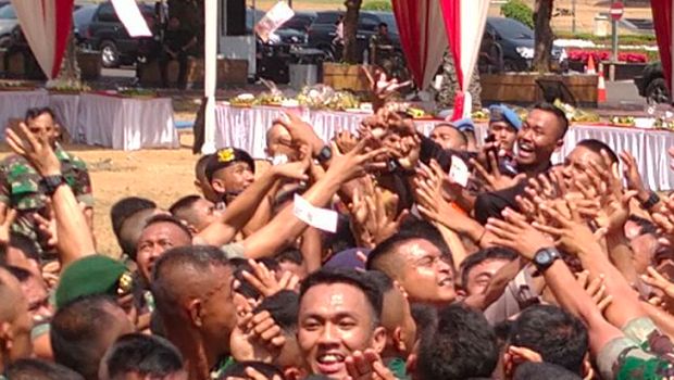 Aksi sawer uang ke personel TNI-Polri di HUT TNI di Kompleks DPR/detikcom