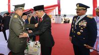 SBY juga berbincang sejenak dengan Presiden Joko Widodo saat berjumpa dalam acara peringatan HUT TNI ke-74