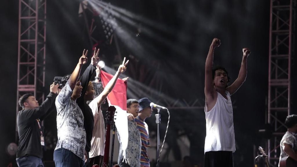 Kibarkan Merah Putih, Aksi Solidaritas Fourtwnty untuk Mahasiswa di Kendari Kibarkan Merah Putih, Aksi Solidaritas Fourtwnty untuk Mahasiswa di Kendari