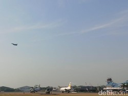 Perayaan HUT Ke-74 TNI, Pesawat Tempur Bermanuver di Langit Jakarta