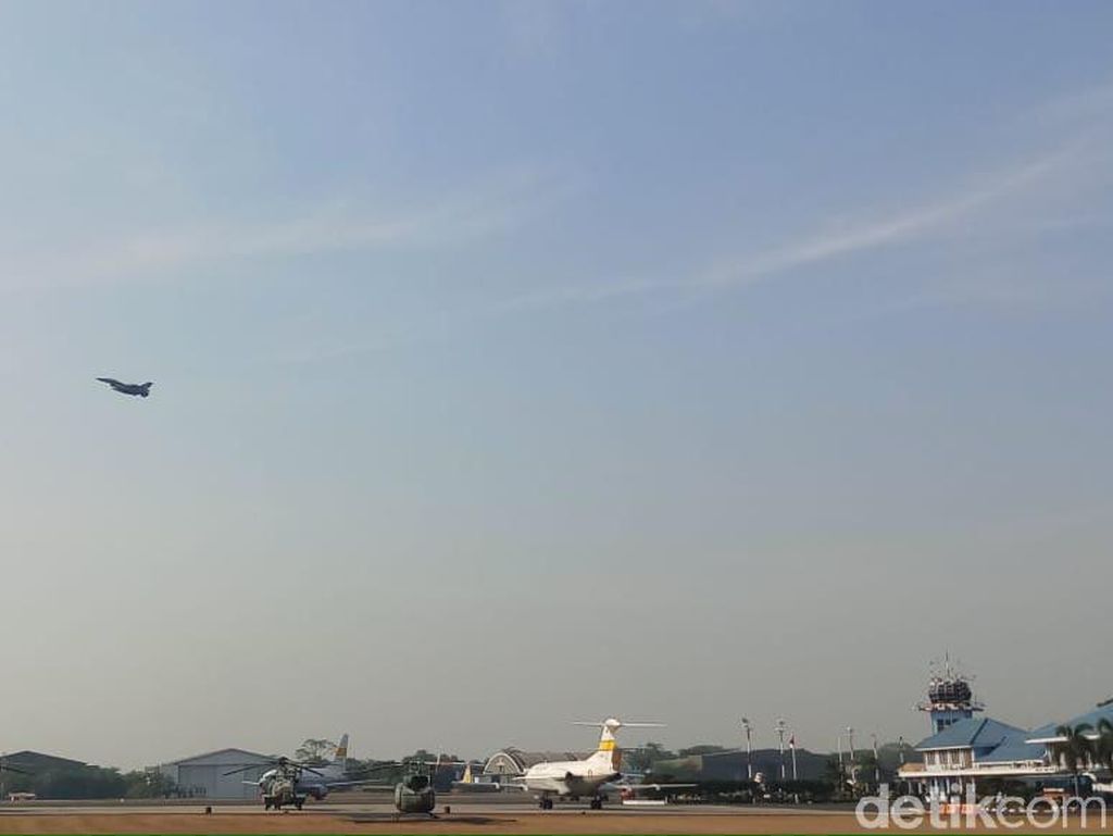 Perayaan HUT Ke-74 TNI, Pesawat Tempur Bermanuver di Langit Jakarta Perayaan HUT Ke-74 TNI, Pesawat Tempur Bermanuver di Langit Jakarta