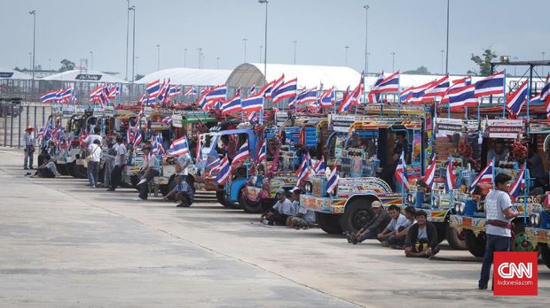 Panitia lokal menyediakan banyak kendaraan bernama Tan sebagai alat transportasi di sekitar sirkuit.