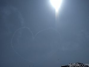 Manuver Jupiter Lukis Lambang Cinta di Langit Halim Perdanakusuma