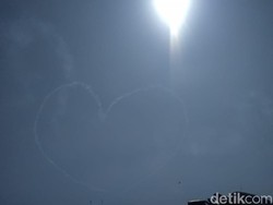Manuver Jupiter Lukis Lambang Cinta di Langit Halim Perdanakusuma