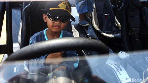 Aksi Warga di Balik Alutsista TNI