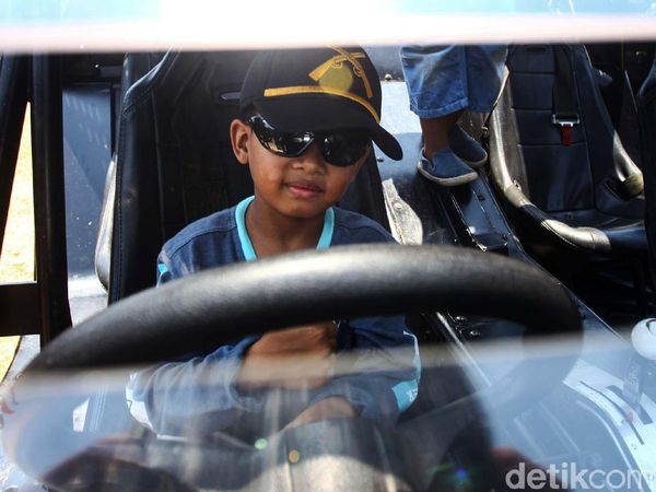 Aksi Warga di Balik Alutsista TNI