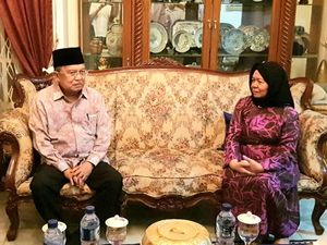 JK Takziah ke Kediaman Almarhum Mantan Gubernur Sulsel ZB Palaguna JK Takziah ke Kediaman Almarhum Mantan Gubernur Sulsel ZB Palaguna