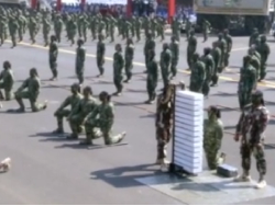 Ciat! Prajurit TNI Atraksi Bela Diri dan Pecahkan Beton