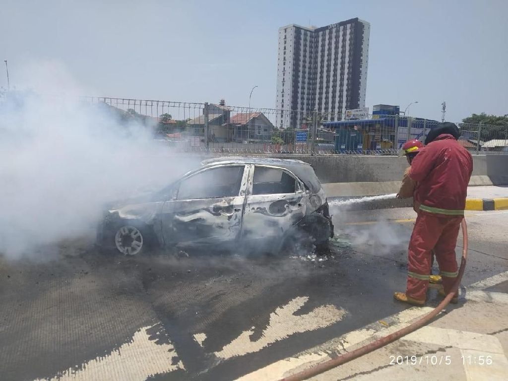 Mobil Honda Brio Terbakar di Tol Kukusan, Tak Ada Korban Jiwa