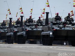 Alutsista di HUT TNI ke-74, dari Anoa Hingga Leopard