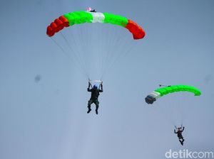 Penerjun Payung Jatuh dari Ketinggian 1.600 Kaki Siswa Pasukan Elite TNI AU