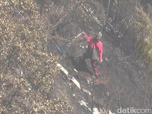 Kebakaran Bukit Penanjakan Bromo Padam, Petugas Masih Sisir Sisa Api