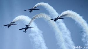 Tim Aerobatik TNI AU Meliuk-liuk di Udara