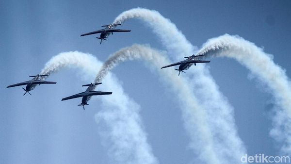 Tim Aerobatik TNI AU Meliuk-liuk di Udara