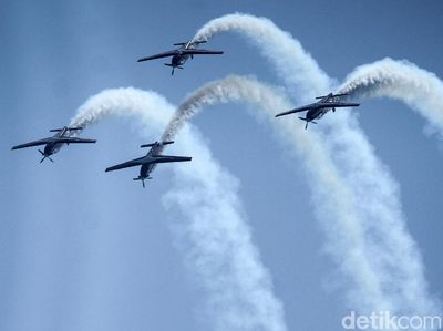 Tim Aerobatik TNI AU Meliuk-liuk di Udara