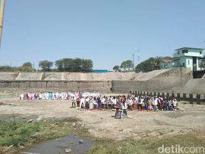 Warga Karawang-Bekasi Salat Istisqa di Sungai Cibeet yang Mengering Warga Karawang-Bekasi Salat Istisqa di Sungai Cibeet yang Mengering
