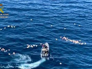 Jatuh ke Laut, Polisi Spanyol Ditolong Buron Penyelundup Narkoba